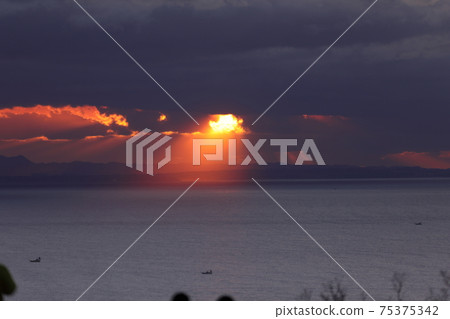 雲層中的日出 75375342