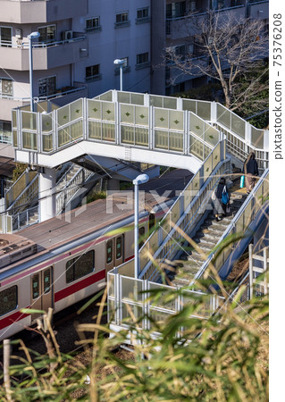 火車與人在天橋上走過 火車與人在天橋上走過 75376208