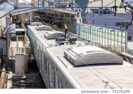 通勤火車進入城市車站 75376209