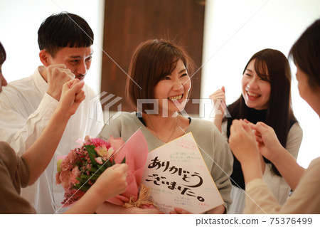 因工作轉移而收到禮物的婦女 75376499