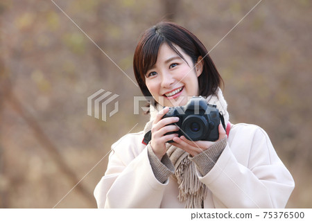 一個女人拍一張照片 一個女人拍一張照片 75376500