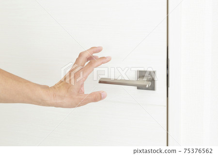 用手撫摸門把手 用手撫摸門把手 75376562