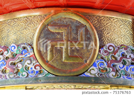 [東京淺草]圍繞金雷門的燈籠的金色銅雕上的佛教sw字。 75376763