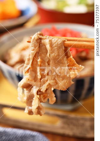 Japanese beef on rice bowl 75377397
