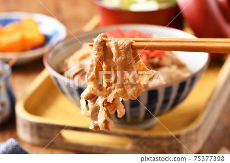 Japanese beef on rice bowl 75377398