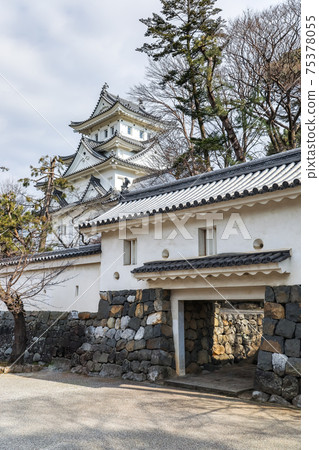 See the castle tower through the west gate of Ogaki Castle 75378055
