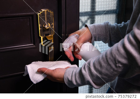 Alcohol disinfection image Hand for wiping (doorknob) 75379272