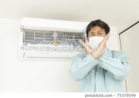Workers inspecting air conditioners 75379549