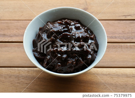 陶瓷碗裡的炸醬 75379975