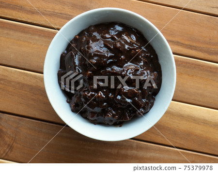 陶瓷碗裡的炸醬 75379978