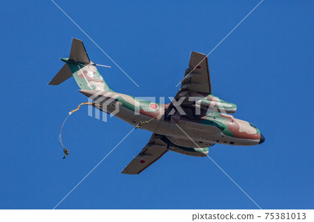 Self-Defense Forces personnel parachuting from an aircraft (Narashino City / Chiba) Self-Defense Forces personnel parachuting from an aircraft (Narashino City / Chiba) 75381013