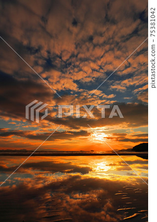 Sunset and reflection on Shinmaiko coast 75381042