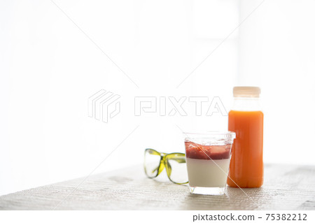 Image of dessert: Strawberry and vegetable juice 75382212