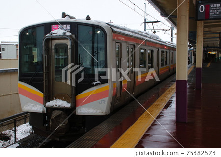 Yahiko Line E129 series (Higashi Sanjo Station) 75382573