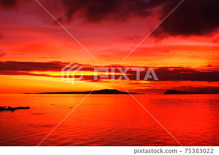 Evening view from the coast of the western end of Upolu, an independent island of Samoa in the South Pacific 75383022