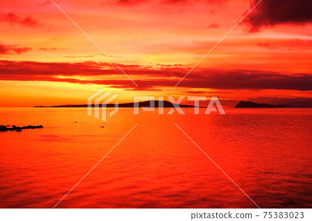 Evening view from the coast of the western end of Upolu, an independent island of Samoa in the South Pacific 75383023