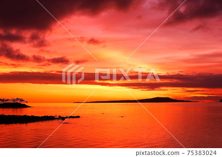 Evening view from the coast of the western end of Upolu, an independent island of Samoa in the South Pacific 75383024