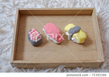 由紙黏土做的壽司由孩子。 75383166