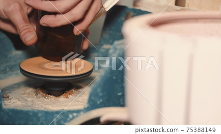 Master is smoothing the glass edges on the special machine 75388149