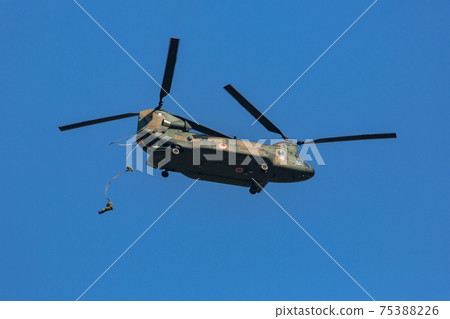 Ground Self-Defense Force member parachute jumping from CH-47 helicopter (Narashino / Chiba) Ground Self-Defense Force member parachute jumping from CH-47 helicopter (Narashino / Chiba) 75388226