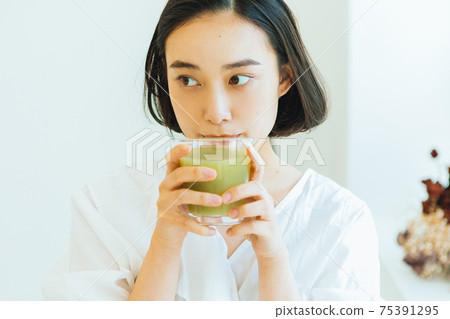 Women who drink smoothies 75391295