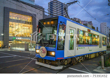 東京都豐島區Toden,在大塚站南口前行駛 東京都豐島區Toden,在大塚站南口前行駛 75391432