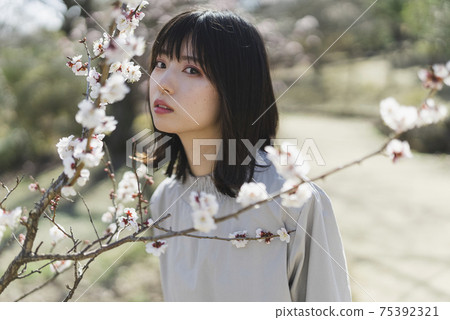在公園散步的女人 在公園散步的女人 75392321