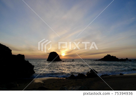 Sunset sky in the Sea of Japan [Murakami City, Niigata Prefecture] 75394936