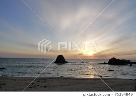 日本海的夕陽的天空[新潟縣村上市] 75394949