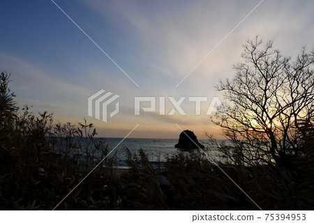 日本海的夕陽的天空[新潟縣村上市] 75394953
