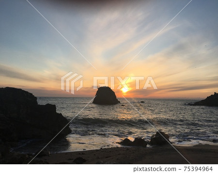 日本海的夕陽的天空[新潟縣村上市] 75394964