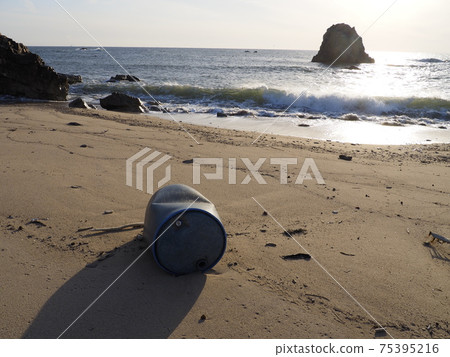 Marine debris washed up on the sandy beach of the Sea of Japan [Murakami City, Niigata Prefecture] 75395216
