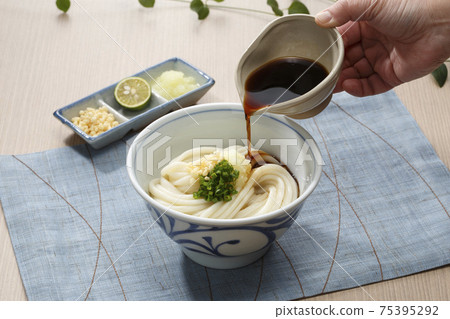 Bukkake udon 75395292