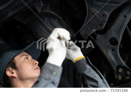 Auto mechanic working in a factory 75395396
