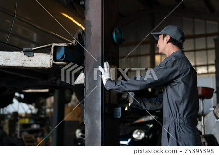 Auto mechanic working in a factory Auto mechanic working in a factory 75395398