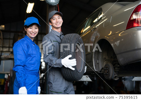 汽車修理工在工廠工作 75395615