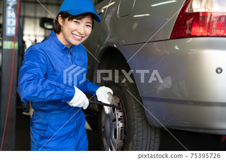 Auto mechanic working in a factory 75395726