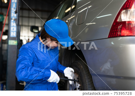 Auto mechanic working in a factory Auto mechanic working in a factory 75395728
