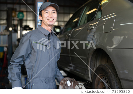 汽車修理工在工廠工作 75395830