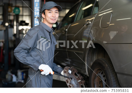 Auto mechanic working in a factory 75395831