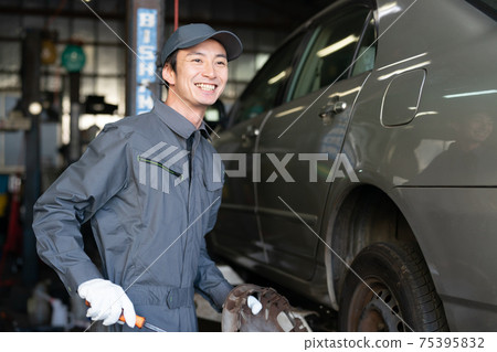 Auto mechanic working in a factory 75395832