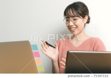 少婦遠程辦公網絡會議 少婦遠程辦公網絡會議 75397152