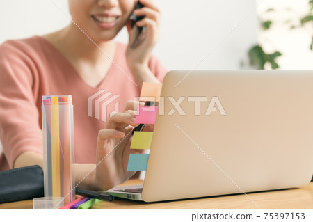 看筆記的少婦，當在與業務夥伴的電話時 75397153