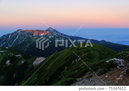 Mountains seen from Nishi-Kamaone leading to Mt. Yari in the Northern Alps 75397612