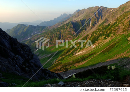 從西·卡馬奧尼看到的山脈通往北阿爾卑斯山的亞里山 75397615