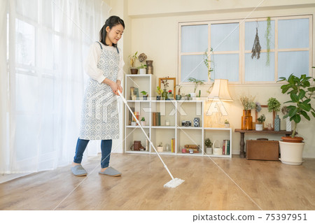 清洗少婦佩帶的地板刮水器 清洗少婦佩帶的地板刮水器 75397951