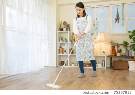 清洗少婦佩帶的地板刮水器 清洗少婦佩帶的地板刮水器 75397952