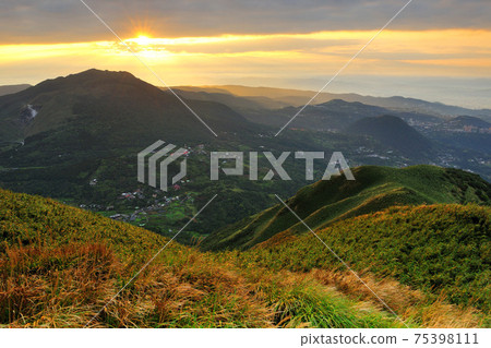 Taiwan-Taipei City, Taipei, Yangmingshan, Yangmingshan National Park, Datun Mountain, Zhuzihu, Qixing Mountain, early morning, dawn, sunrise, rays of light Taiwan-Taipei City, Taipei, Yangmingshan, Yangmingshan National Park, Datun Mountain, Zhuzihu, Qixing Mountain, early morning, dawn, sunrise, rays of light 75398111