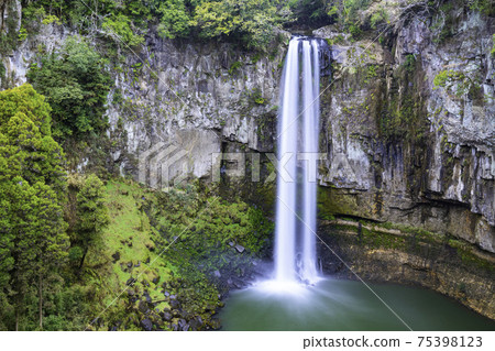 Gorogataki, a famous waterfall with a head of 50 meters (Yamato-cho, Kamimashiki-gun, Kumamoto Prefecture) 75398123
