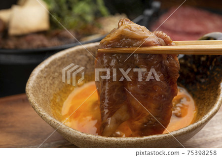 Eat sukiyaki beef with raw eggs 75398258